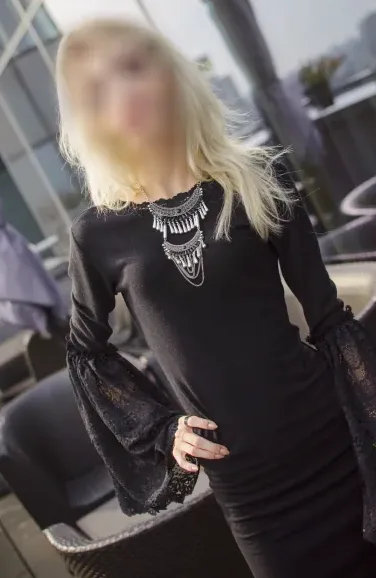 Olivia, 25
